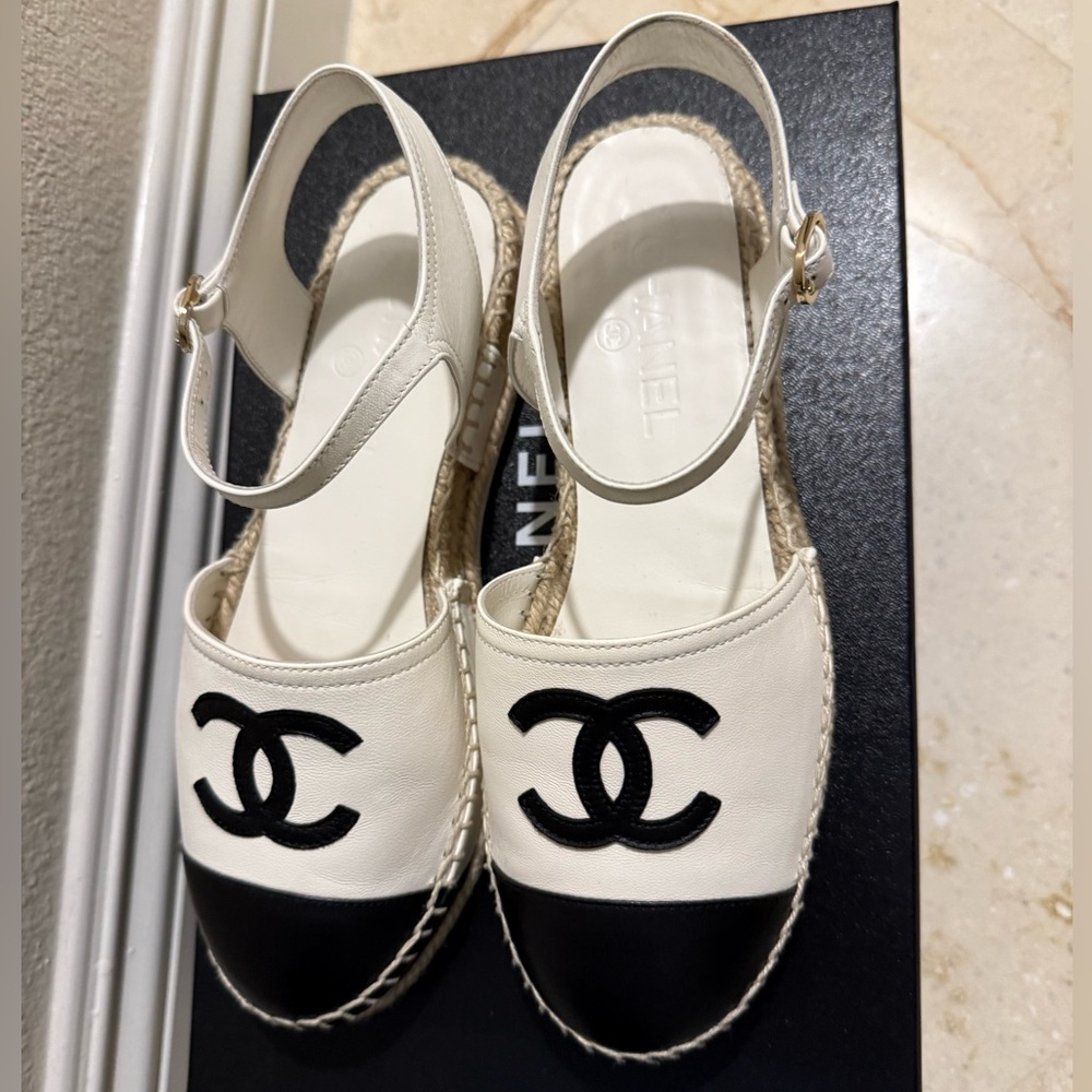 CHANEL Cream and Black Espadrille leather Flats